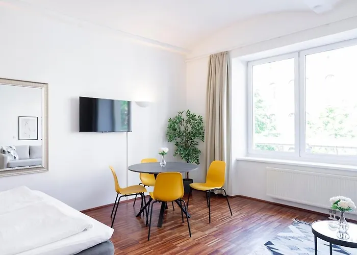 Beautiful In Vienna's Heart Old Apartment